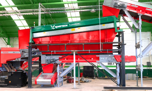 Máquinas "AirBasic" y "Flowerdisc", color rojo con verde, de las marcas Westeria y Komptech, dentro de bodega, para el reciclaje y valorización de residuos, empleada por GRÜN Engineering en México
