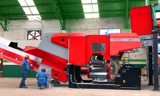 Máquina "AirBasic", color rojo, de la marca Westeria, dentro de bodega, para el reciclaje y valorización de residuos, empleada por GRÜN Engineering en México