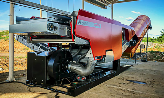 Máquina color rojo con negro, de la marca Westeria, para el reciclaje y valorización de residuos, empleada por GRÜN Engineering en México