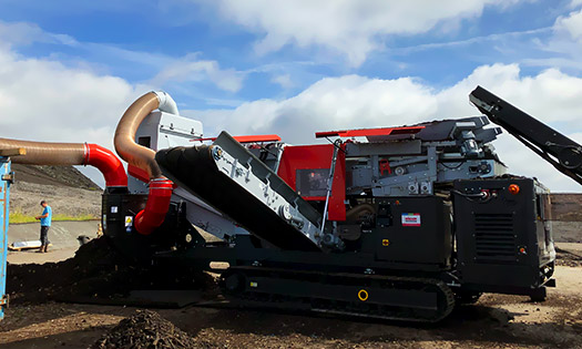 Máquina color rojo con negro, de la marca Westeria, para el reciclaje y valorización de residuos, empleada por GRÜN Engineering en México