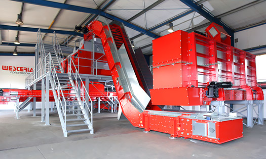 Máquina color rojo y plata, de la marca Westeria, para el reciclaje y valorización de residuos, empleada por GRÜN Engineering en México